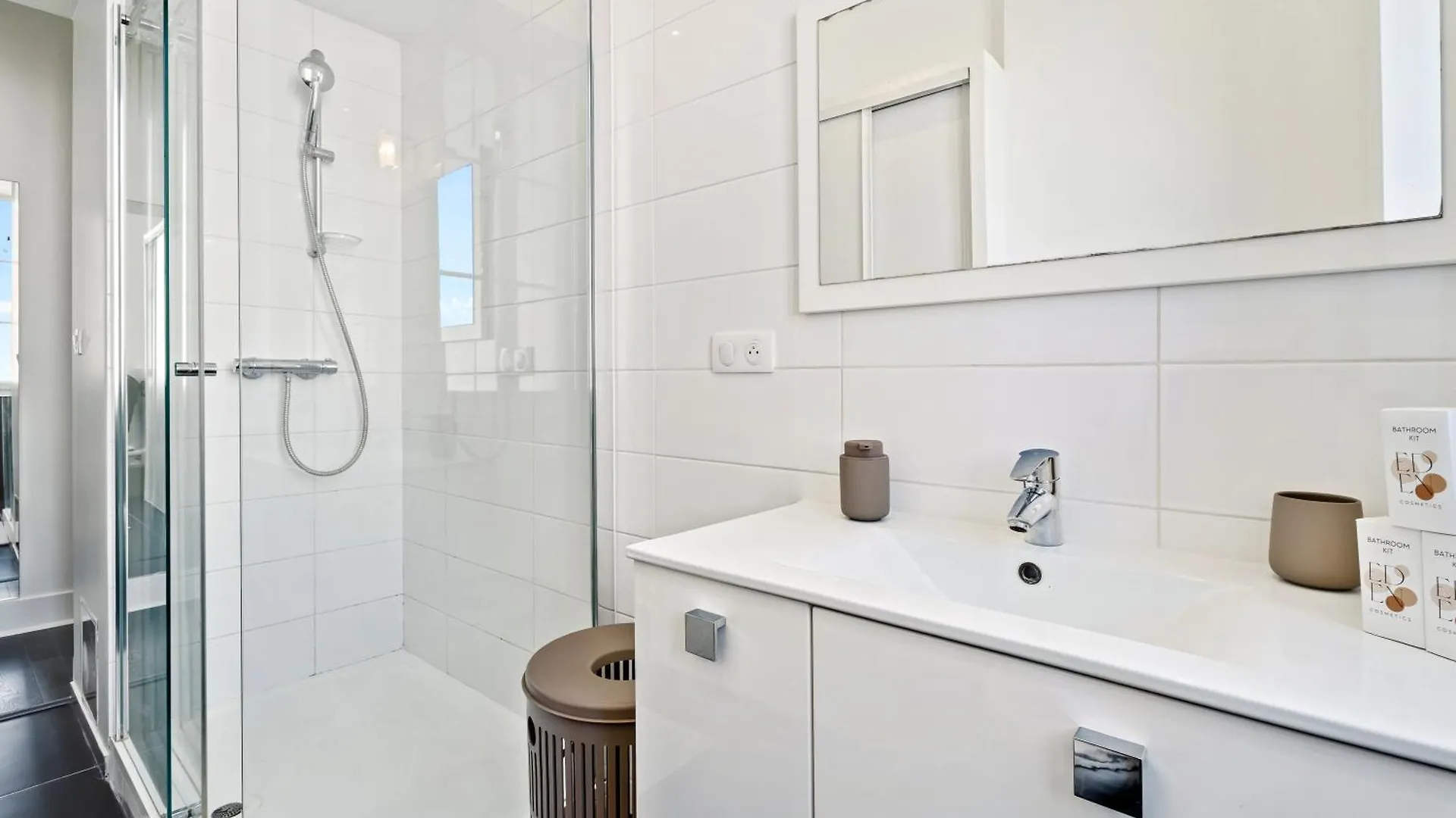 Nice Renting - Victor - Historic Palace Luxury 3 Bedrooms Parking Apartment